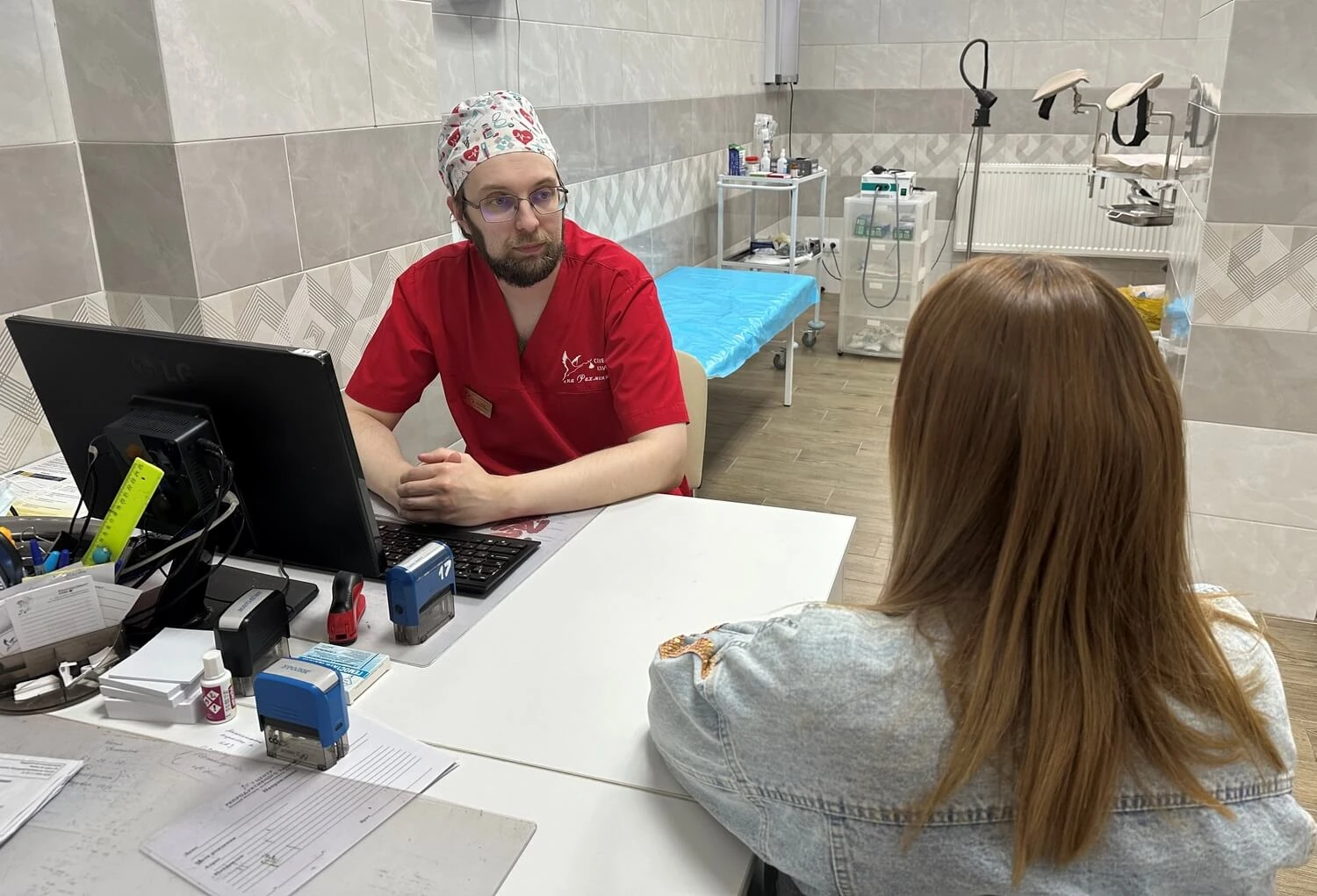 Врач консультирует пациентку в кабинете Семейной клиники